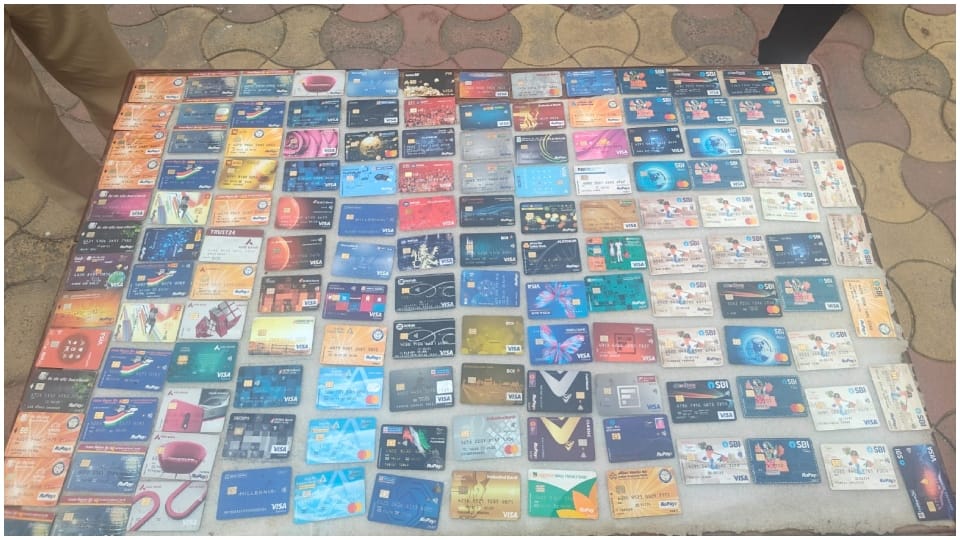 Fraud gang exposed by changing ATM cards, two crooks of UP arrested in Pali