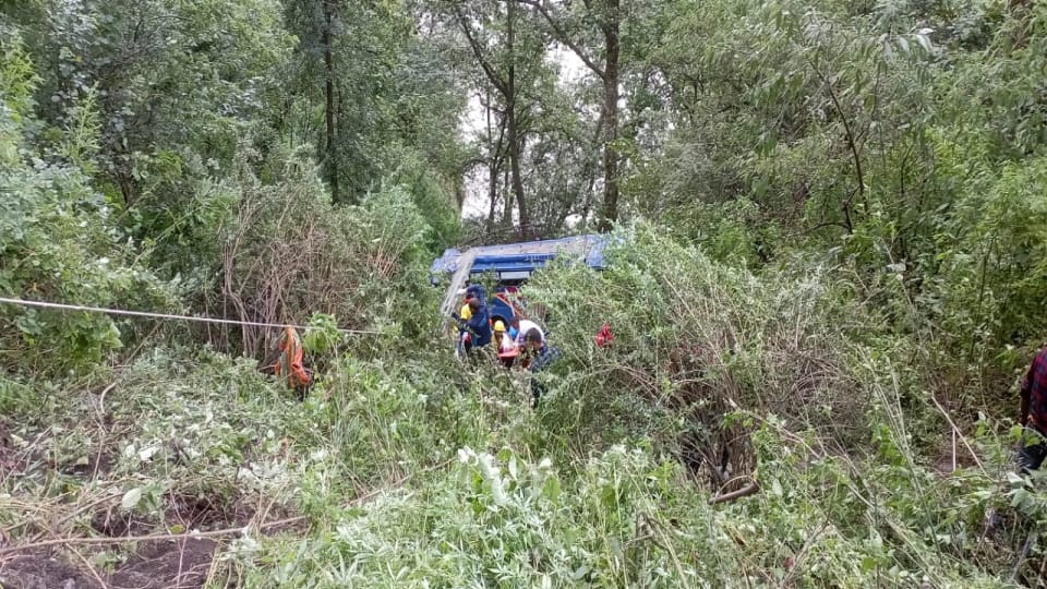 Uttarakhand Gangotri Accident: Bus Carrying 35 Pilgrims Fell Into Ditch On Gangotri Highway News in Hindi