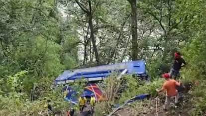 गंगोत्री हाईवे पर खाई में गिरी बस