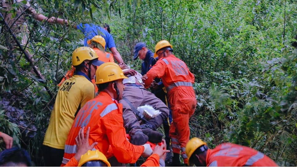 Uttarakhand Uttarkashi Gujarat Pilgrims Bus Accident Injured People Told Aap Beeti