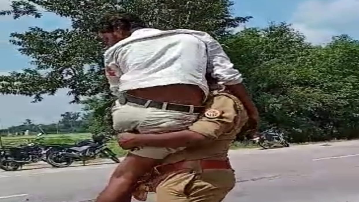 Sub Inspector carried the youth injured in a road accident to the hospital, video going viral