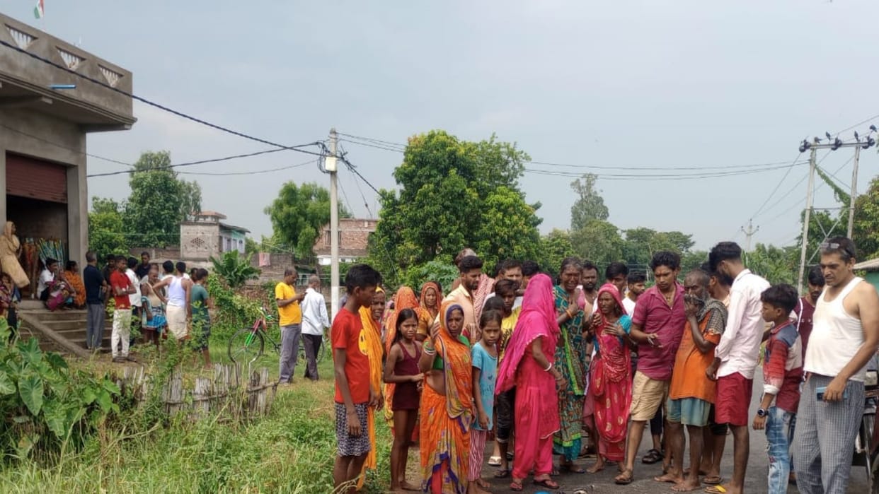 Horrific accident of four including a 3-year-old child riding a bike in Sitamarhi, husband and wife killed