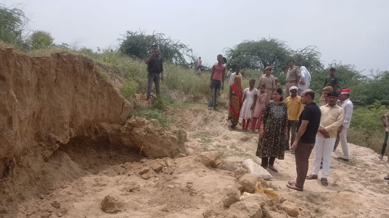 innocents buried in mud due to mound collapse, one girl died and two are in critical condition