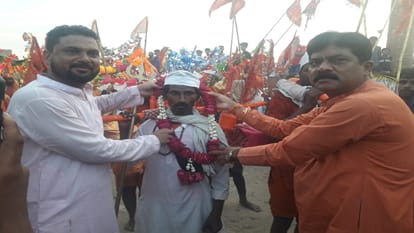 Muslim man warm welcomed kanwariyas by showered flowers in bareilly