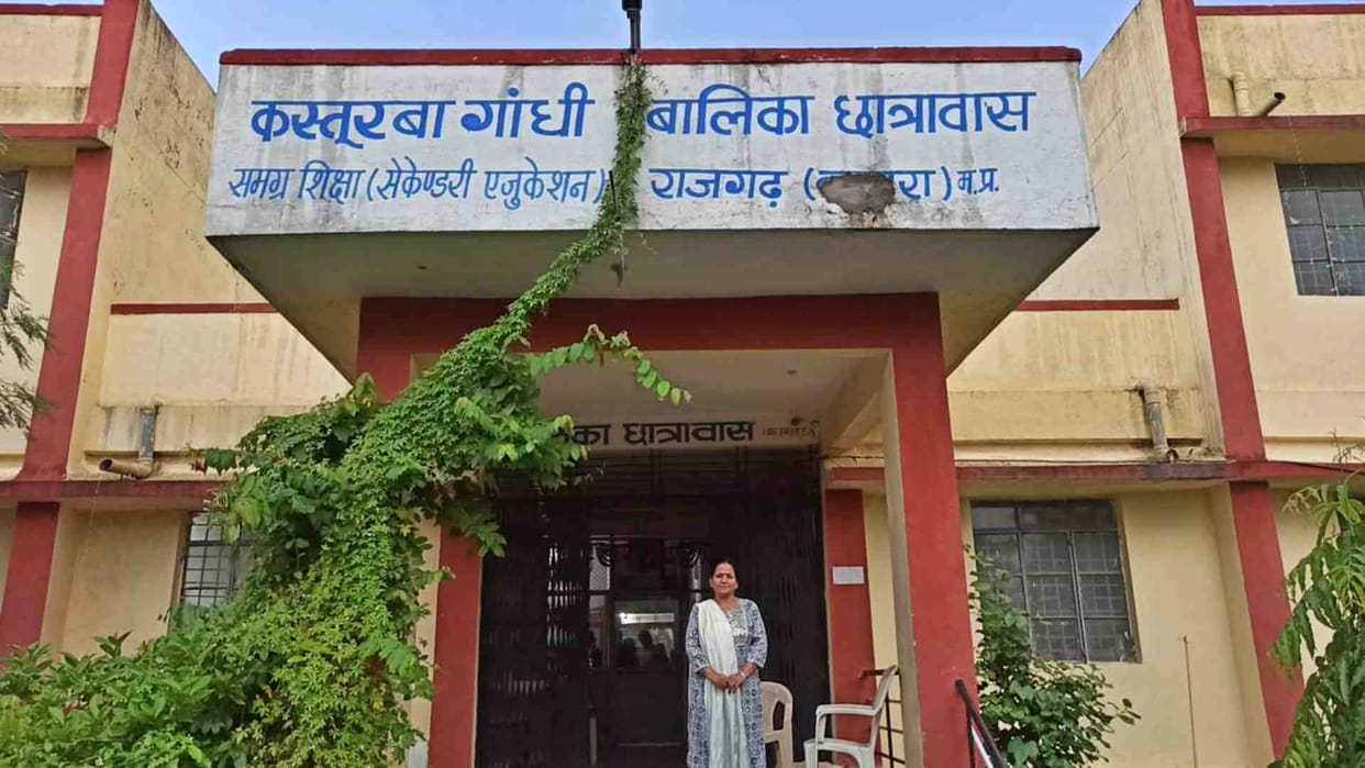Girl students ran to catch the miscreant in Rajgarh, then left the bike and ran away