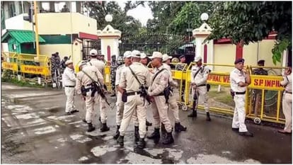 Manipur: पुलिस जवान को हटाने पर बवाल, 400 लोगों ने चुराचांदपुर SP-DC ऑफिस को घेरा, गाड़ियां फूंकी, एक की मौत Manipur Violence Churachandpur SP office surrounded by 400 armed people RAF released tear gas