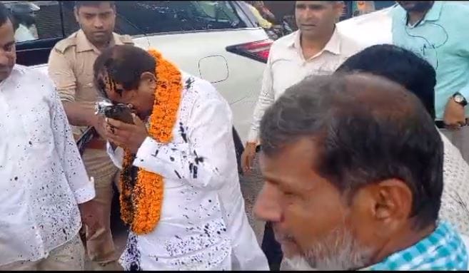 Mau: Ink thrown on BJP candidate Dara Singh Chauhan returning from Chaupal, video viral