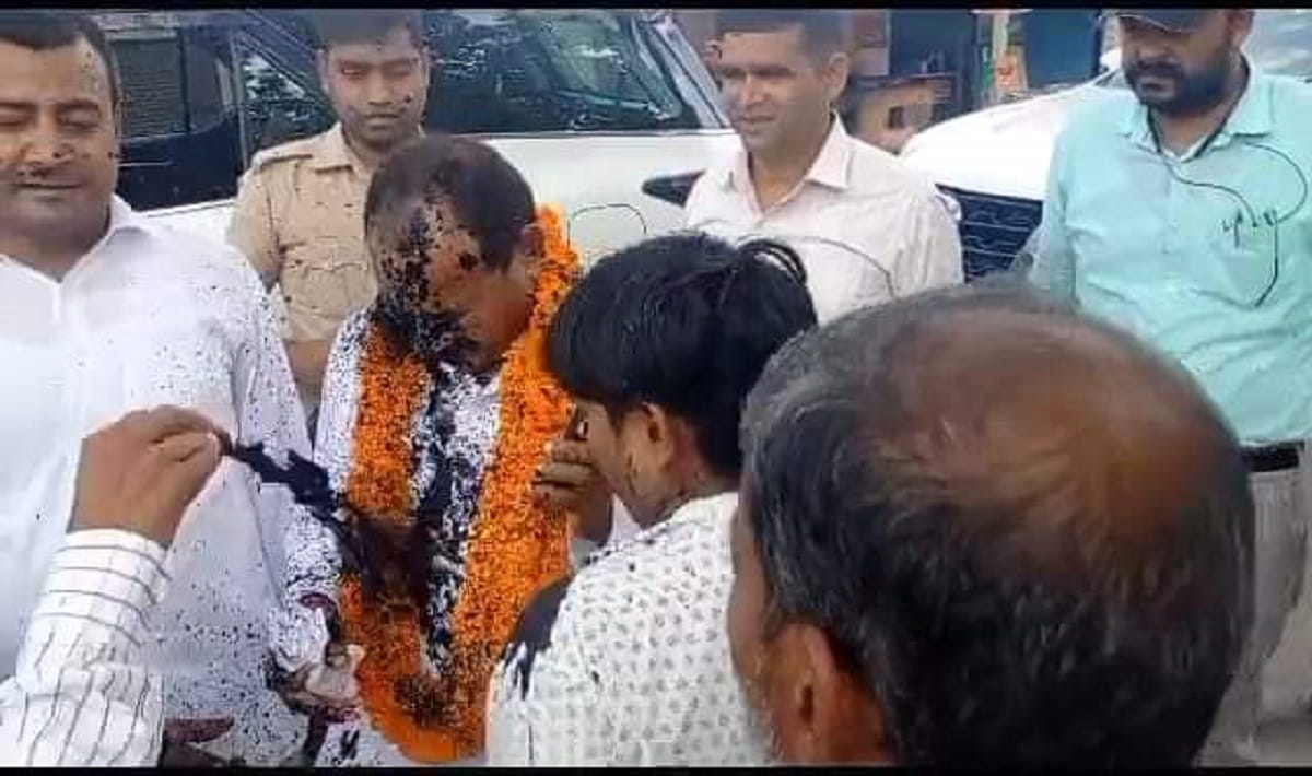 Ghosi by election ink thrown on Dara Singh Chauhan accused samajwadi party candidate