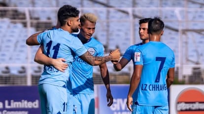 मैच के दौरान मुंबई सिटी एफसी के खिलाड़ी