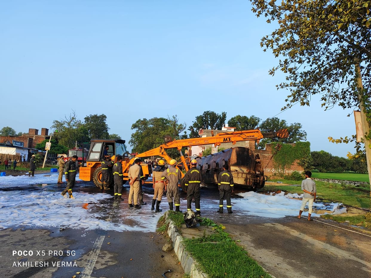 UP: Oil tanker overturned on Barabanki-Gonda road