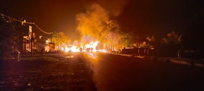 UP: Oil tanker overturned on Barabanki-Gonda road