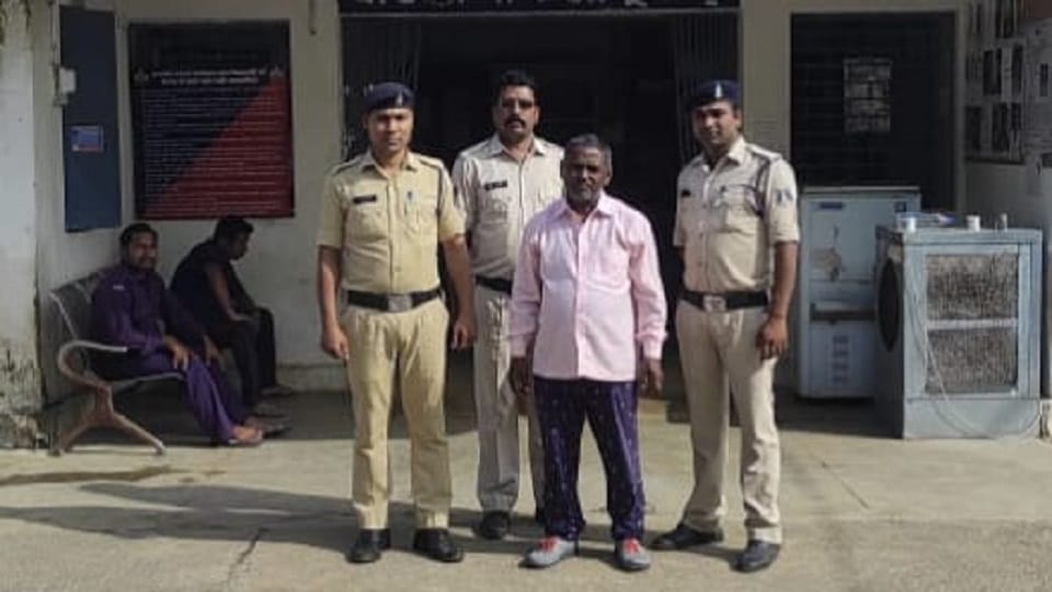 Fraud in name getting jobs peon and health worker in SBI in Janjgir Champa