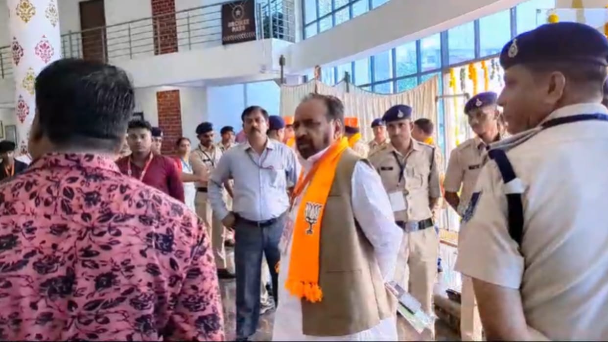 Gwalior: Minister Gopal Bhargava was stopped by the security personnel, said will talk to the CM