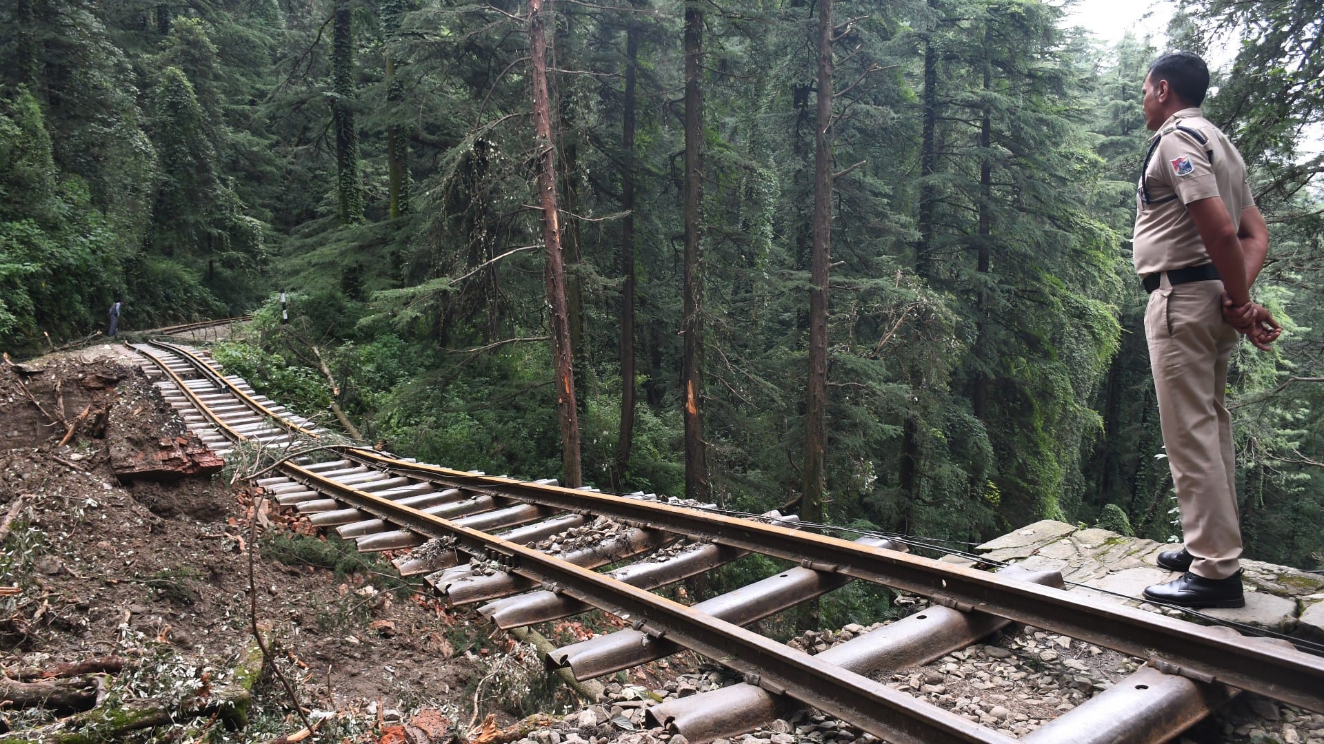 Shimla News: Landslide danger in five wards people shifted to safer places