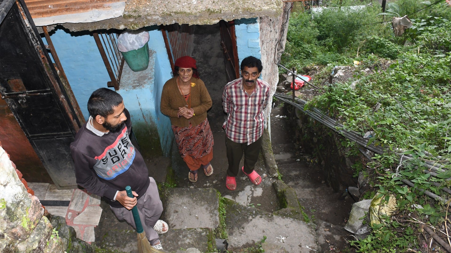 Shimla News: Landslide danger in five wards people shifted to safer places