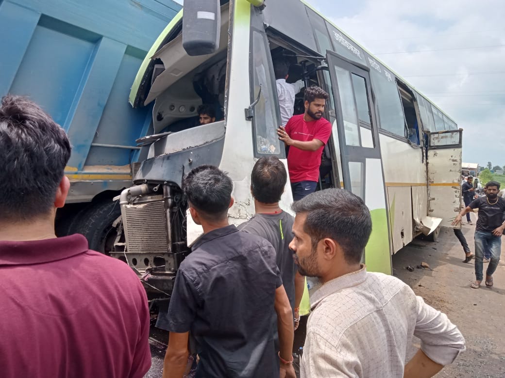chartered bus rammed into a standing dumper in Rajgarh, one killed