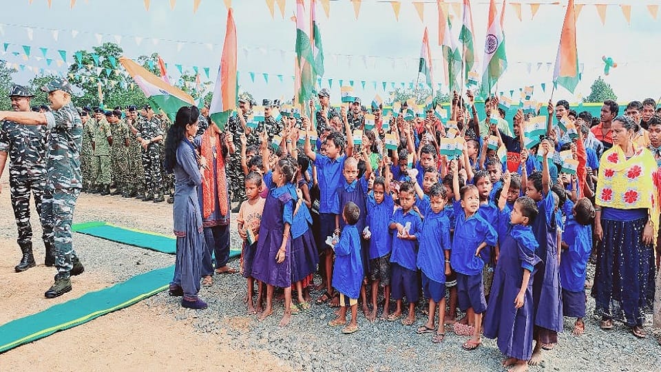 दो दशक बाद फिर लहराया तिरंगा