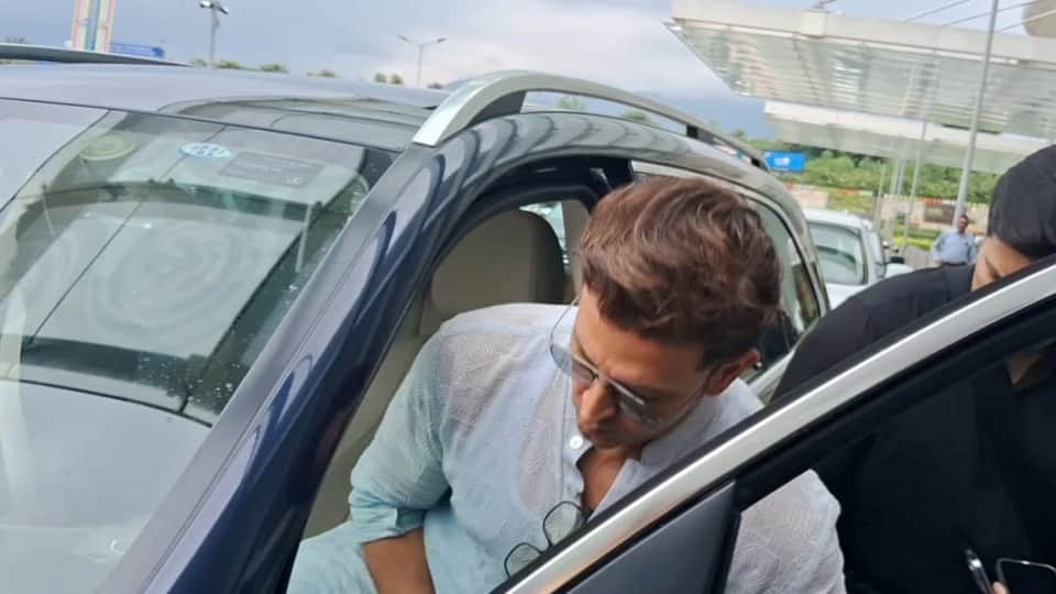 Bollywood Actor Hrithik Roshan Reached Dehradun Fans Crowd for took Photos