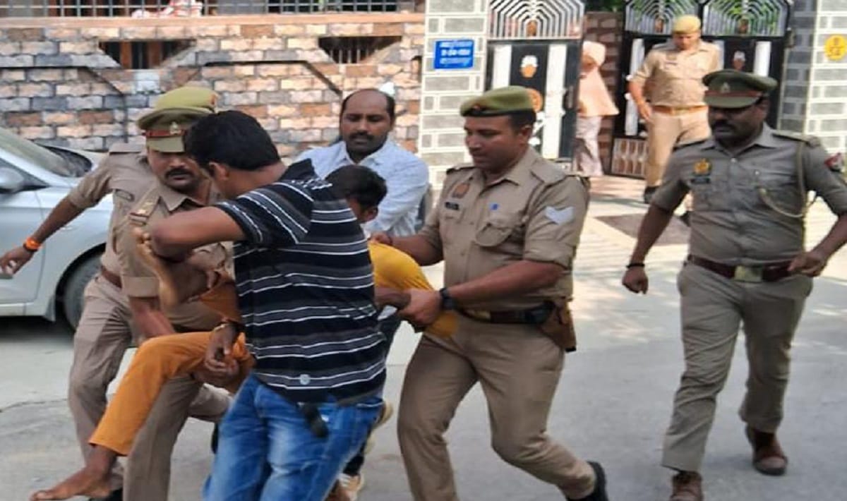 Two miscreants who came to collect extortion of RS 10 lakhs took family hostage with knife