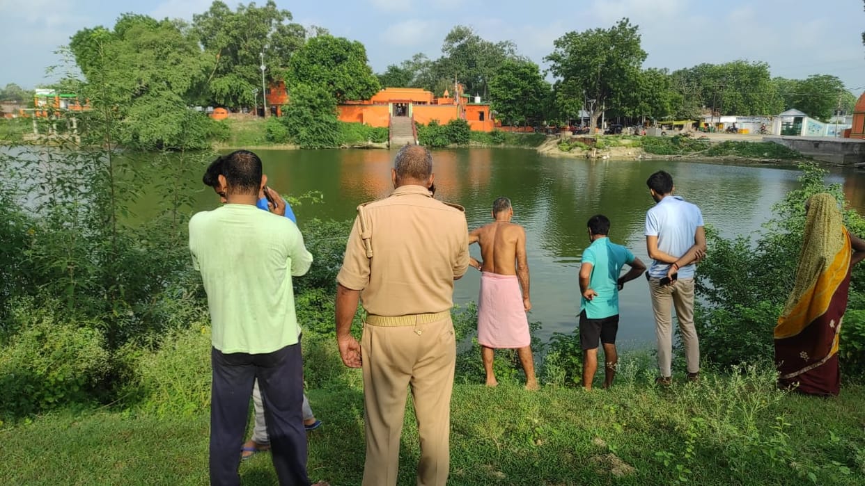 Dead body of missing youth found in Pond in varanasi wife alleges for murder