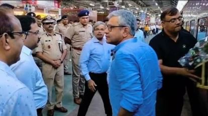 आगरा कैंट स्टेशन पहुंचे रेलमंत्री: यात्रियों से की बातचीत, रेलवे की सुविधाओं के बारे में लिया फीडबैक Railway Minister reached Agra Cantt station he interacted with passengers took feedback about facilities