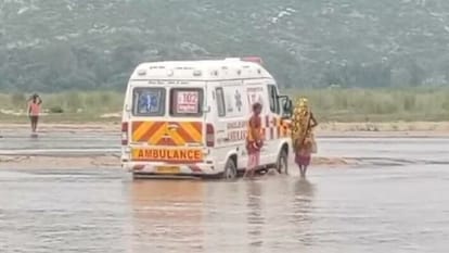 Bihar News : नदी होकर गुजरता एम्बुलेंस फंसा तो अटकी सांसें; PHC से नवजात के साथ आ रही थी मां, लोगों ने बचाया Ambulance passing through the river got stuck in flood water due to lack of bridge, people saved their lives