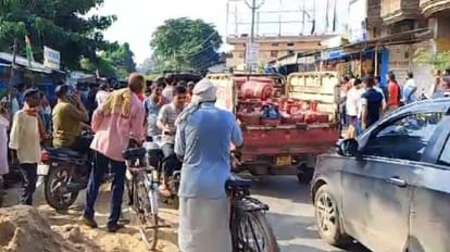 Ballia News: Principal riding a bike was killed by a school bus, mourning spread