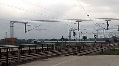 Lakhimpur Kheri: सितंबर तक दौड़ने लगेगी लखनऊ से शाहगढ़ तक इलेक्ट्रिक ट्रेन, विद्युतीकरण कार्य का तेज Electric train will start running from Lucknow to Shahgarh by September