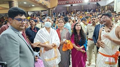 Ujjain: मुख्य न्यायाधीश मलिमथ ने किए महाकालेश्वर भगवान के दर्शन, कलेक्टर ने किया नंदी हॉल में सम्मान Ujjain: Chief Justice Malimath visited Lord Mahakaleshwar, collector honored in Nandi Hall