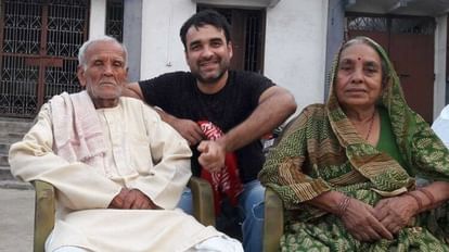 Pankaj Tripathi : सिनेमा के पर्दे पर पंकज त्रिपाठी की धूम, मगर घर में मातम; एक्टर के सिर से उठा पिता का साया omg 2 actor pankaj tripathi father banarasi tiwari passed away in belsand gopalganj bihar news in hindi