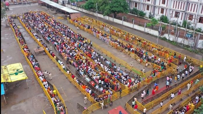 The doors of Shri Nagchandreshwar temple open at 12 o'clock, will be closed again for one year after 24 hours