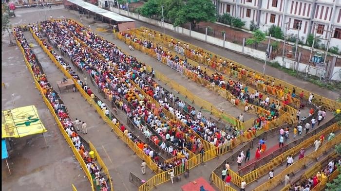 Nag Panchami 2023: अब तक ढाई लाख ने किए नागचंद्रेश्वर के दर्शन, रात 12 बजे फिर एक साल के लिए बंद हो जाएंगे पट The doors of Shri Nagchandreshwar temple open at 12 o'clock, will be closed again for one year after 24 hours