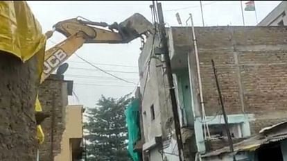 Indore:ओवरटेक के विवाद में युवक की हत्या करने वाले गुंडे सद्दाम के मकान पर चला बुलडोजर Bulldozer ran at Saddam's house who killed a young man in a dispute over overtake