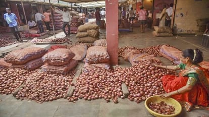 Onions Export Duty: नासिक में किसानों का विरोध-प्रदर्शन, प्याज पर निर्यात शुल्क वापस लेने की मांग; रोकी बिक्री Export duty on onions: Farmers protest in Nashik in Maharashtra, want Centre to scrap move