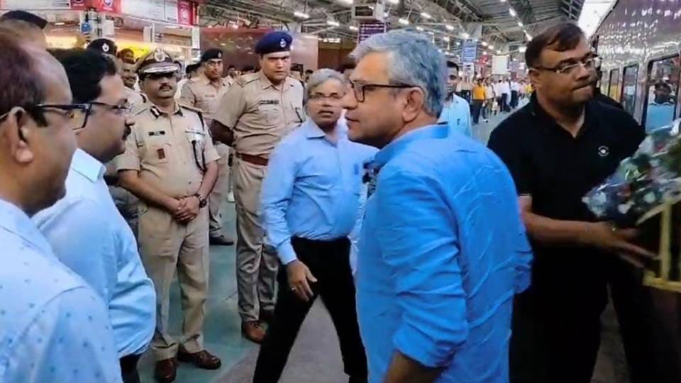 Railway Minister reached Agra Cantt station he interacted with passengers took feedback about facilities