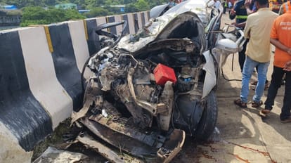 पांच कारों पर पलटा कंटेनर