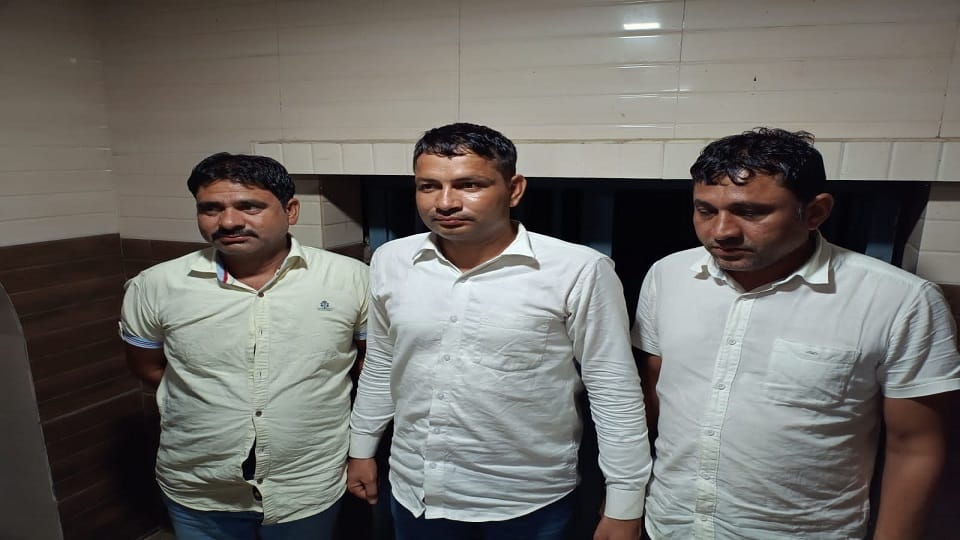 tourists beaten up shopkeeper near Taj mahal Know controversy