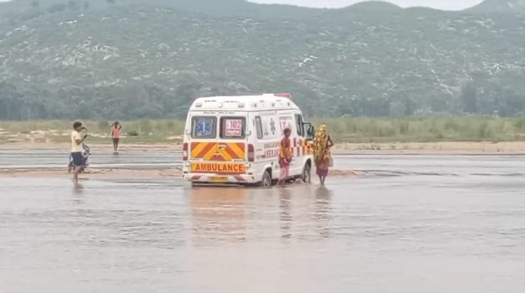 Ambulance passing through the river got stuck in flood water due to lack of bridge, people saved their lives