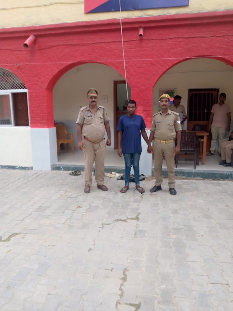Azamgarh News: Reward of 50 thousand was handed over to UP STF, arrested near Basti Canal Pulia