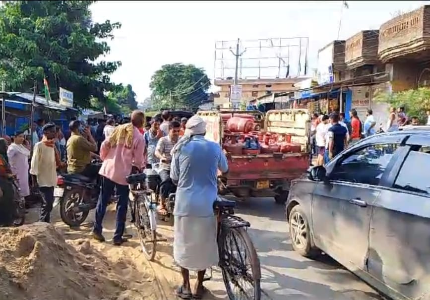 Ballia News: Principal riding a bike was killed by a school bus, mourning spread