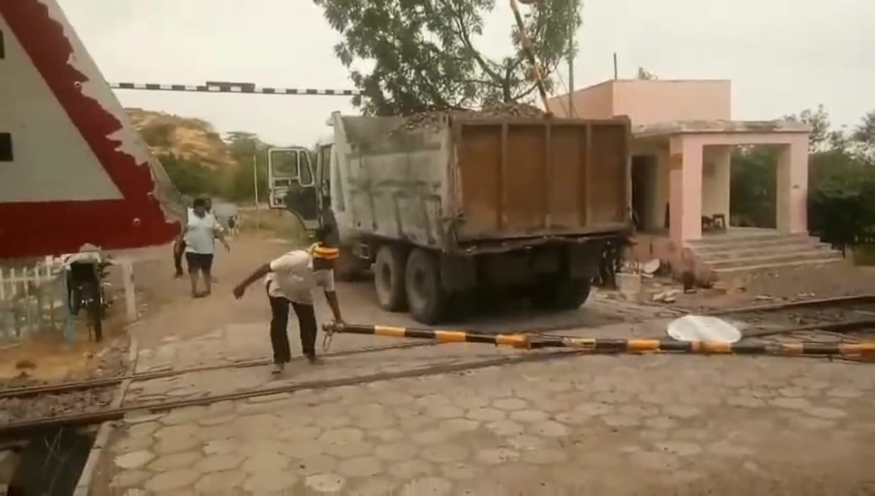 Accident averted due to the forethought of railway employees in Balotra, Rajasthan
