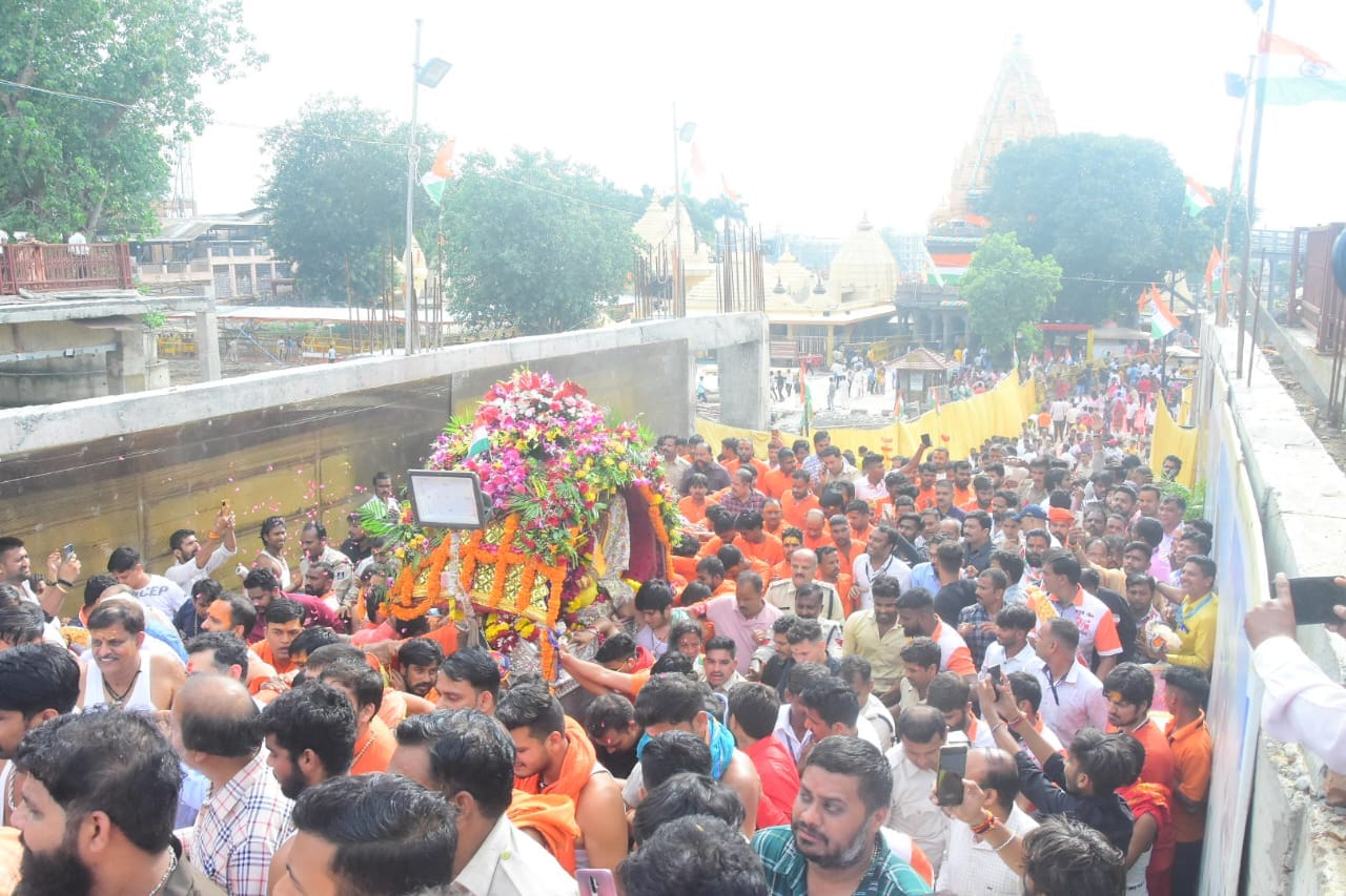 Ujjain Mahakal Sawari: Euphoria in Ujjain, Mahakal set out on a city tour to give darshan in seven forms
