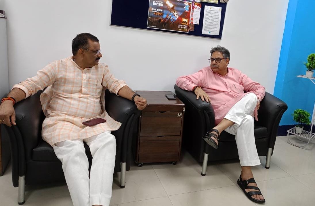 Varanasi: Former BJP State President Satish Poonia met Mayor Ashok Tiwari, discussed these issues