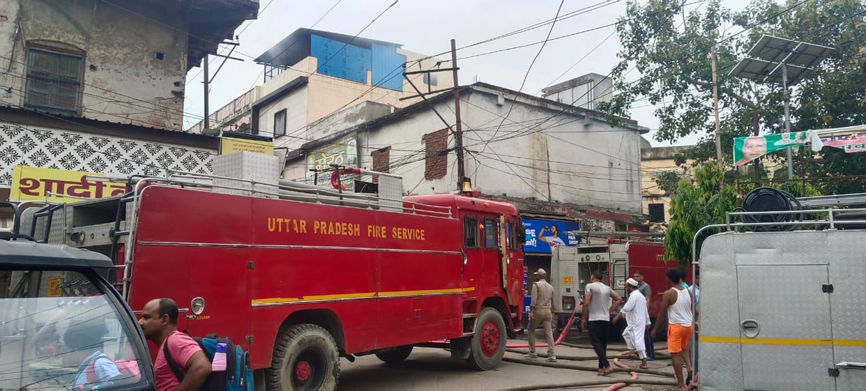 Meerut News Live: shop caught fire in meerut, teenager died due to snake bite