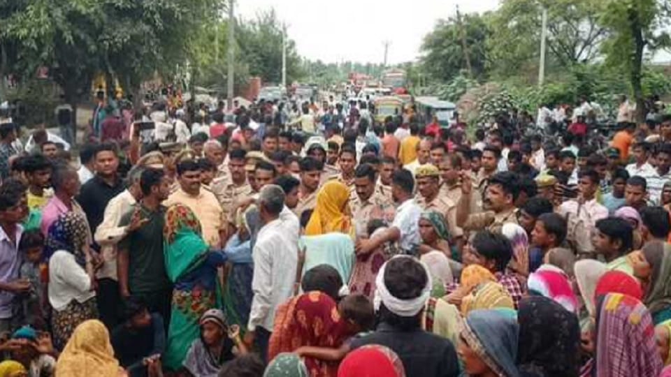 young man was killed hundred rupees In Amroha, relatives blocked dead body road