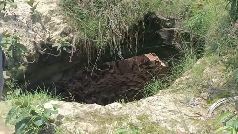 Due to SECL Vijay West mine in Korba land of villagers is falling apart