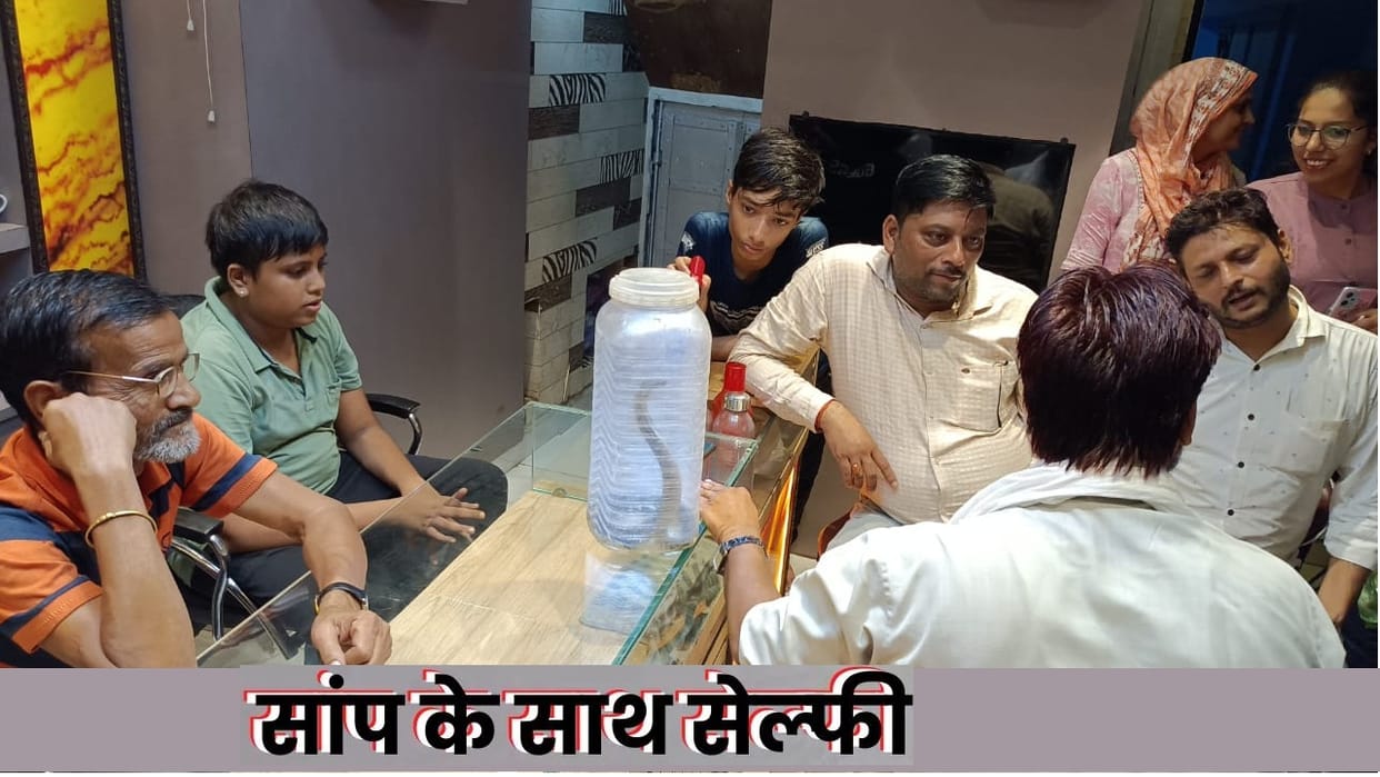 Selfie with Naagin, Naagin had entered the jewelery shop, created chaos, rescue lasted for 12 hours