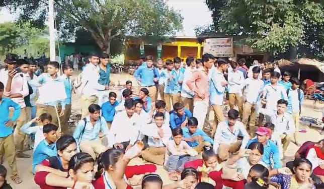 Students jammed in Mahoba, Protest against broken roads due to sand overloaded vehicles, vehicles stuck for fi