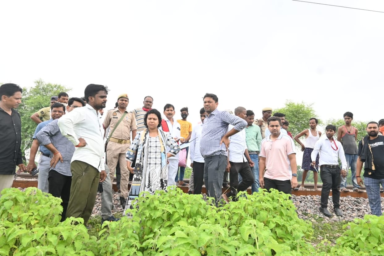 Death of half a dozen cattle in Banda, Collision with the train,  dead bodies were lying mutilated