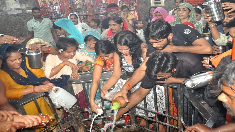 Devotees did Jalabhishek of Bholenath